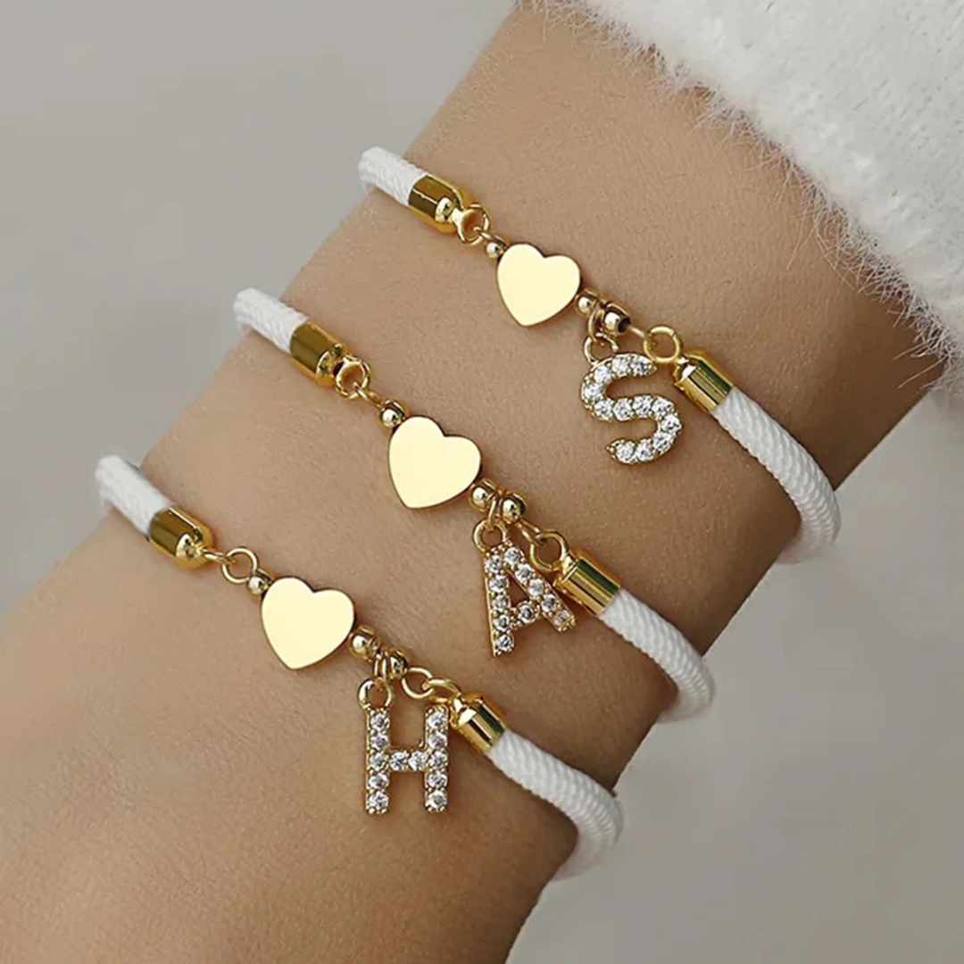 Pulseira Feminina Love Com Pingente de Coração e Letra Personalizada - Lyon Acessórios