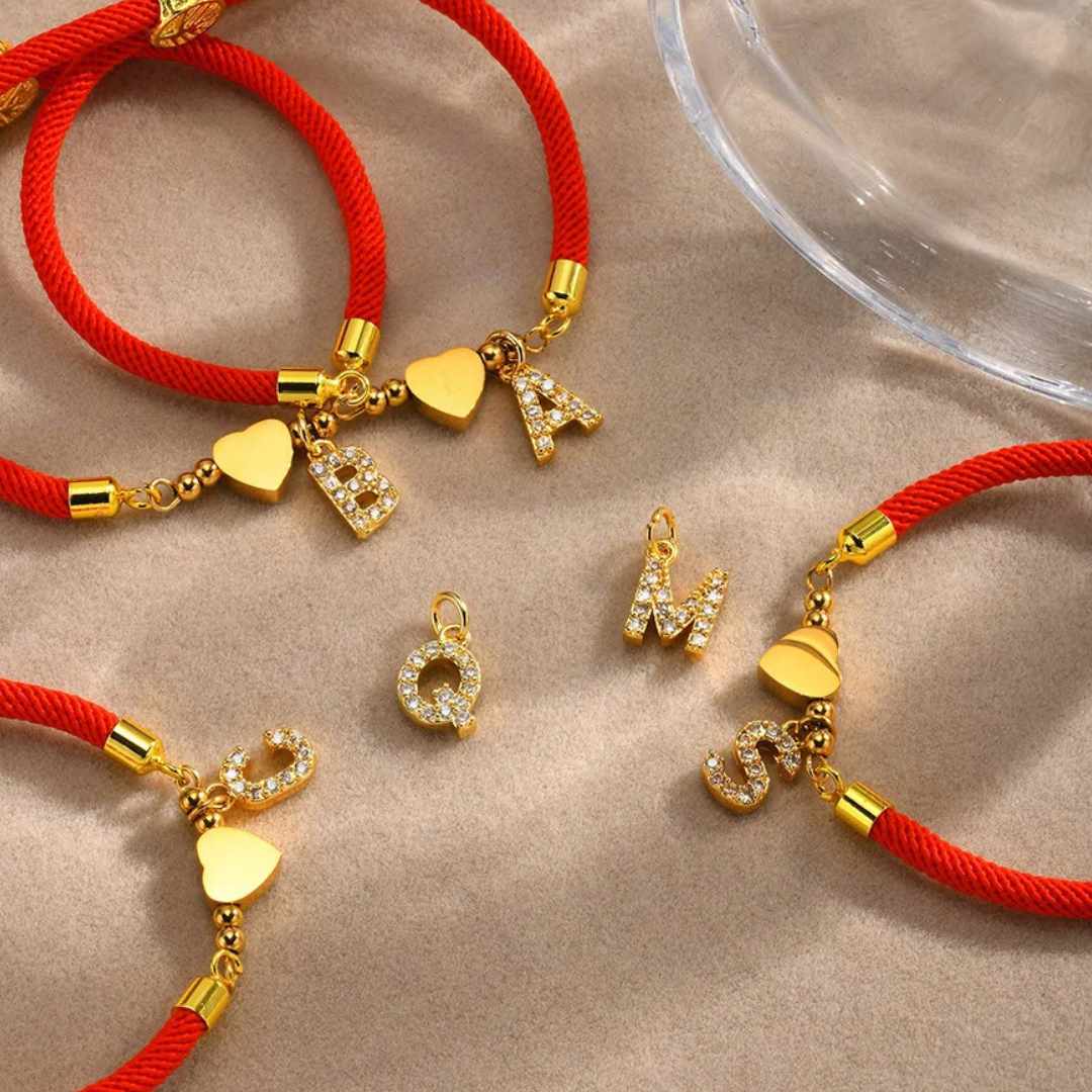 Pulseira Feminina Love Com Pingente de Coração e Letra Personalizada - Lyon Acessórios